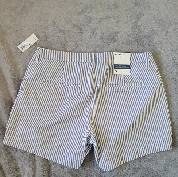 Old Navy Everyday 5" Short - Picture 2 of 4